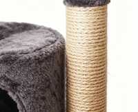 Arbre à chat compact avec niche ronde fermée, plateforme de repos, plusieurs colonnes à gratter en sisal et jouet d'agitation en forme de branche