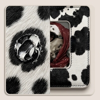 Décoration murale en cuir motif Dalmatien : Portrait de chien tendance avec lunettes de soleil et écharpe rouge pour salon, hôtel – Décoration audacieuse et luxueuse