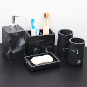 <span class=keywords><strong>Set</strong></span> <span class=keywords><strong>da</strong></span> <span class=keywords><strong>Bagno</strong></span> in Marmo Artificiale <span class=keywords><strong>da</strong></span> 5 Pezzi con Design Personalizzato, Vassoio in Resina Bianco e <span class=keywords><strong>Nero</strong></span> per Comò, Caratteristica Unica per Bagni - Product Image 3