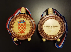 Bouteille à vin en bois croate, capacité 500 ml, design portable, personnalisable pour les mariages - Product Image 6