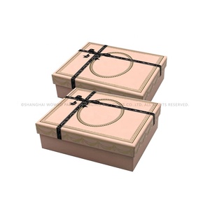 Scatola Rigida Speciale per Bracciali <span class=keywords><strong>con</strong></span> Monogramma in Rilievo e Stampa a Caldo in Oro Rosa, Laminazione Lucida, Bordo Goffrato e Stampa in Lamina d'Oro - Product Image 2