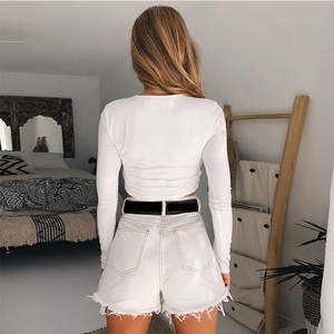 Top Corto Aderente Bianco alla Moda con Scollo a O e Schiena Scoperta, Camicie e Bluse da Donna - Product Image 5