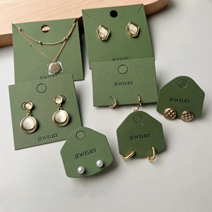 Carte de présentation de bijoux en papier personnalisée avec logo imprimé pour boucles d'oreilles et colliers, avec découpe sur mesure - Product Image 1