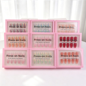30 faux <span class=keywords><strong>ongles</strong></span> à presser, forme amande, motifs dorés 3D, détails floraux et strass, semi-artisanaux, brillants, réutilisables - Product Image 4