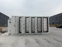 Logement modulaire en conteneurs pour le stockage de batteries industrielles avec supports d'équipement personnalisés et ouvertures pour câbles d'alimentation