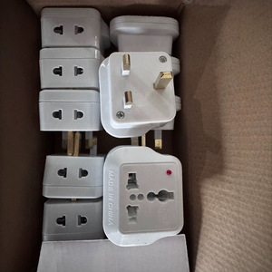 Adaptateur de voyage universel 100-240V 13A avec voyant lumineux pour appareils électroménagers fabriqués en Chine - Product Image 1