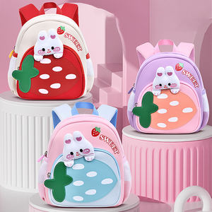 Venda direta dos fabricantes boneca de desenho animado adorável padrão de morango mochila leve favorita das crianças - Product Image 3
