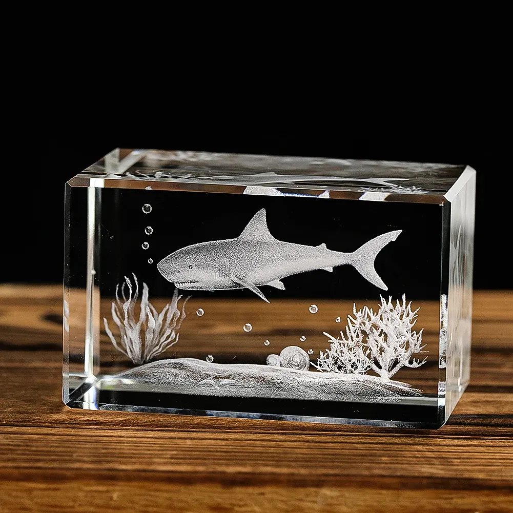 เกียรติยศของคริสตัลสัตว์ประเภท 3D คริสตัลภายในแกะสลักฉลามคริสตัลของที่ระลึกตกแต่งเดสก์ท็อป