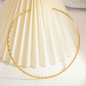 Collier ouvert minimaliste de style européen et américain en acier inoxydable plaqué or 18 carats, fil de 3 mm, pour femmes, à porter au quotidien - Product Image 3