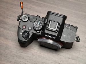 Appareil photo hybride Sony <span class=keywords><strong>A7R</strong></span> <span class=keywords><strong>V</strong></span> 8K 61,0 MP, 95 % neuf, pour photographie de paysage et d'architecture - Product Image 3
