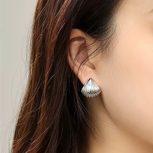 Orecchini a perno con conchiglia da donna, stile coreano chic, design metallico plissettato, regalo alla moda per tutti i giorni - Product Image 3
