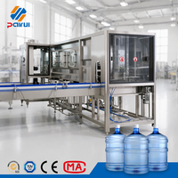 Ligne de production de remplissage d'eau en bouteilles de 5 gallons à haute vitesse 300BPH pour usine de production d'eau potable commerciale