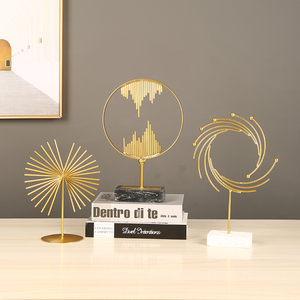 Ornements géométriques créatifs en métal doré pour la décoration de la maison, du salon, du bureau ou du bureau à domicile - Product Image 1
