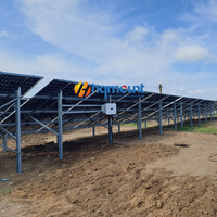 Structure de montage au sol solaire en aluminium, avec poteaux de foulochage robustes en acier C et U, revêtement HQ Mount ZM, et poteaux à vis anti-corrosion de qualité supérieure