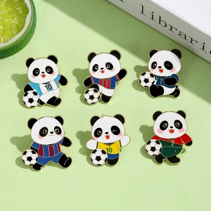 Broche en métal mignonne motif panda footballeur dessin animé, style sportif, badge émaillé décoratif - Product Image 2