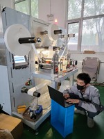 Machine de fabrication de patchs hydrocolloïdes pour l'acné et les boutons