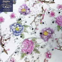 Tissu en dentelle de tulle brodé de sequins et de perles, motif floral multicolore de roses, idéal pour robes de mariée et robes de soirée