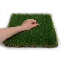 Gazon artificiel vert haute densité 35 mm durable, moquette souple et écologique pour allées événementielles temporaires et stands de salons professionnels, facile à poser