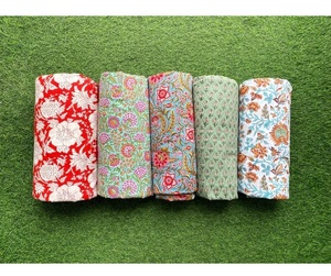 ผ้าฝ้ายพิมพ์ลายดอกไม้แบบแฮนด์บล็อกจากอินเดีย ขายส่งจำนวนมาก เหมาะสำหรับตัดเย็บเสื้อผ้าเด็กผู้หญิงและทำกระเป๋า - Product Image 1