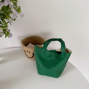 กระเป๋าทรงถังสำหรับผู้หญิง เนื้อผ้านุ่ม สีขาว หัวเข็มขัดแม่เหล็ก กระเป๋าสะพายข้างลำลอง ฤดูร้อน 2022 - Product Image 2