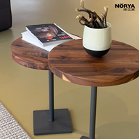 Table basse ronde moderne NORYA en noyer massif avec base sur pied foncé et plateau épais pour salon