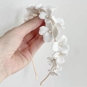 Couronne de <span class=keywords><strong>fleurs</strong></span> en porcelaine blanche faite à la main, couvre-chef de mariée, diadème, perle d'eau douce, accessoires de <span class=keywords><strong>cheveux</strong></span> de <span class=keywords><strong>mariage</strong></span>, bijoux de bal pour femmes - Product Image 6