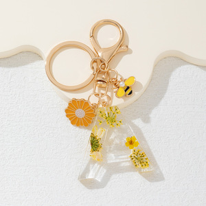 Nuevo Llavero con Alfabeto de Abeja y Margarita Amarilla, Borla de Flores Secas, Decoración para Mochila y Bolso, Regalo para Mujeres y Niñas - Product Image 2