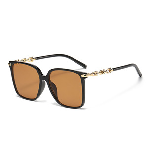 Gafas de sol de moda con cadena de gran tamaño para mujer, montura negra, lentes de PC, protección UV400, tipo 3, estilo urbano, look moderno. - Product Image 1