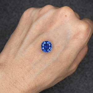 Saphir bleu naturel de 2,66 ct, taille ovale, pierre précieuse certifiée bleu royal pour la vente en gros de bijoux fins - Product Image 1