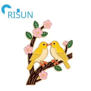 Spille per amanti degli uccelli spille in metallo giallo canarino regalo personalizzato pappagallino pappagallino uccello canarino distintivo - Product Image 4