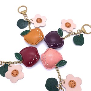 Porte-clés et accessoire de sac de voiture créatif en cuir véritable de vachette pleine fleur, en forme de pomme plate, écologique, en acier inoxydable, motif dessin animé - Product Image 1