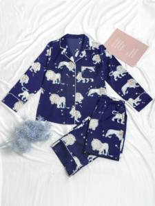 Ensemble de pyjamas en satin pour femmes à la mode en stock pyjamas en soie de glace en satin pour femmes minces à manches longues pyjamas à motif imprimé pour femmes - Product Image 2