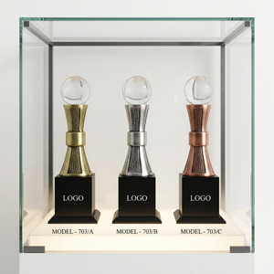 Trofeo Metálico Antiguo con Grabado, Diseño Portátil, Belleza Artística Atemporal - Product Image 1