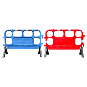 Barrera de Tráfico de Plástico PE de Alta Calidad, Barrera de Seguridad Vial con Tres Orificios y Material de Goma para Separación de Carriles - Product Image 3
