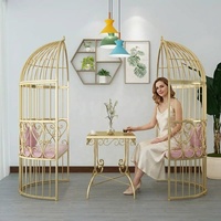 Ensemble de fauteuils de style européen en fer forgé, forme cage à oiseaux ovale, rembourrés en velours éponge, design traditionnel pour photographie de mariage en extérieur