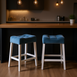 Taburetes de bar Morovo de terciopelo azul con asientos capitoné, acabado en blanco lavado, altura de mostrador, juego de 2 - Product Image 2