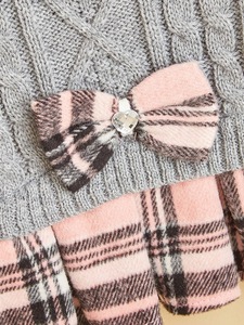 Grazioso Set Due Pezzi in Acrilico di Lusso per Cani e Gatti: Maglione e Gonna Natalizi con Papillon, Moda Invernale Grigio e Bianco - Product Image 6