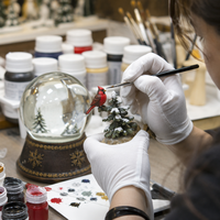 Globe à neige d'hiver avec oiseaux, cardinaux rouges sur arbres à feuilles persistantes, dôme en verre et résine, ornement de table de Noël, décoration pour la maison et le bureau, cadeau