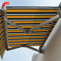 Auvent pliant électrique en aluminium avec voile en acrylique et bras articulés, design moderne et luxueux pour terrasse et balcon extérieurs