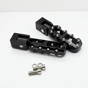 ที่พักเท้ามอเตอร์ไซค์แบบพับได้อเนกประสงค์ โครงอะลูมิเนียม CNC พร้อมปุ่มกันลื่น ตัวยึด M8 ปรับมุมได้ สีดำเคลือบอะโนไดซ์ - Product Image 1