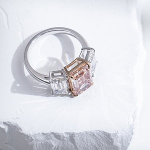 Anillo de compromiso Messi Jewelry MSR-1644 de oro de 18 quilates con tres piedras de corte esmeralda y diamante rosa cultivado en laboratorio - Product Image 2