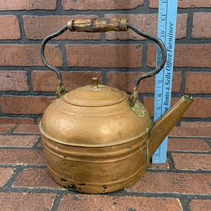 Bouilloire à thé vintage en laiton avec couvercle et poignée en bois, pot à eau au design métallique - Product Image 1