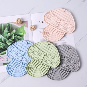 Tapis de léchage en silicone pour chats et chiens, bol d'alimentation lente pour animaux de compagnie, forme de poisson avec design texturé - Product Image 2