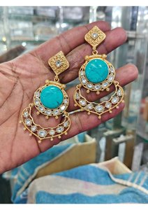 Elegantes Pendientes Chandbali Chapados en Oro con Diseño de Piedras Incrustadas y Detalles Intrincados de Kundan para Bodas, Fiestas y Eventos Festivos - Product Image 3