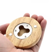 Vente en gros mini ouvre-bouteille rond en acier inoxydable aimants pour réfrigérateur cadeaux LOGO personnalisé ouvre-bouteille de bière en bois