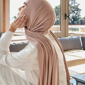 Foulard Hijab en Jersey Uni Tendance pour la Vente en Gros – Écharpe Extensible Respirante et Douce pour la Peau pour Femmes Musulmanes - Product Image 2