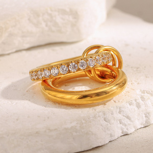 Anillo de Zirconia con Eslabones Entrelazados, Chapado en Oro de 18K, Hipoalergénico, de Acero Inoxidable, Moderno, Apilable, Decorativo - Product Image 4