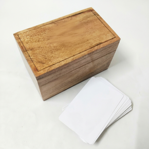 Boîte de rangement portable artisanale personnalisée écologique à coins carrés pour deux jeux de cartes, gravée et brillante - Product Image 1