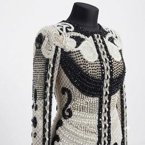 Robe de cocktail longue à manches longues en satin noir et blanc pour femmes, ornée de perles complexes faites à la main, élégante pour les occasions spéciales - Product Image 3