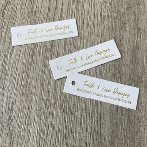 Étiquette de vêtement en papier avec logo personnalisé, estampage or rose et impression en relief, pour vêtements - Product Image 6